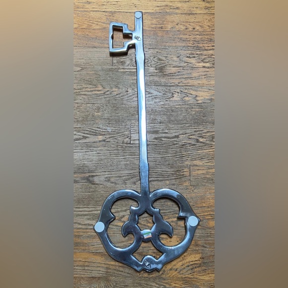 Large skeleton key wall decor hanging 27” - Picture 2 of 7